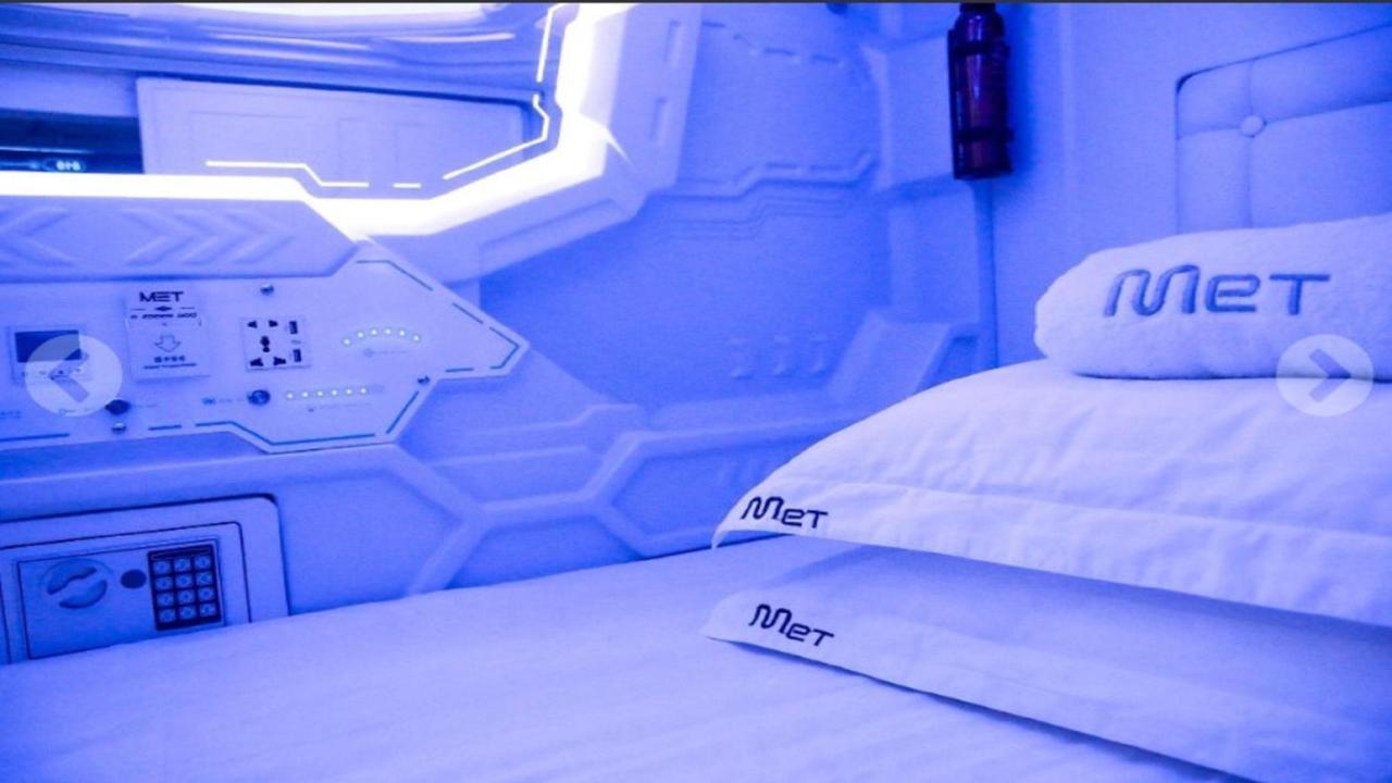 Met A Space Pod At Arab Street Singapore Eksteriør bilde