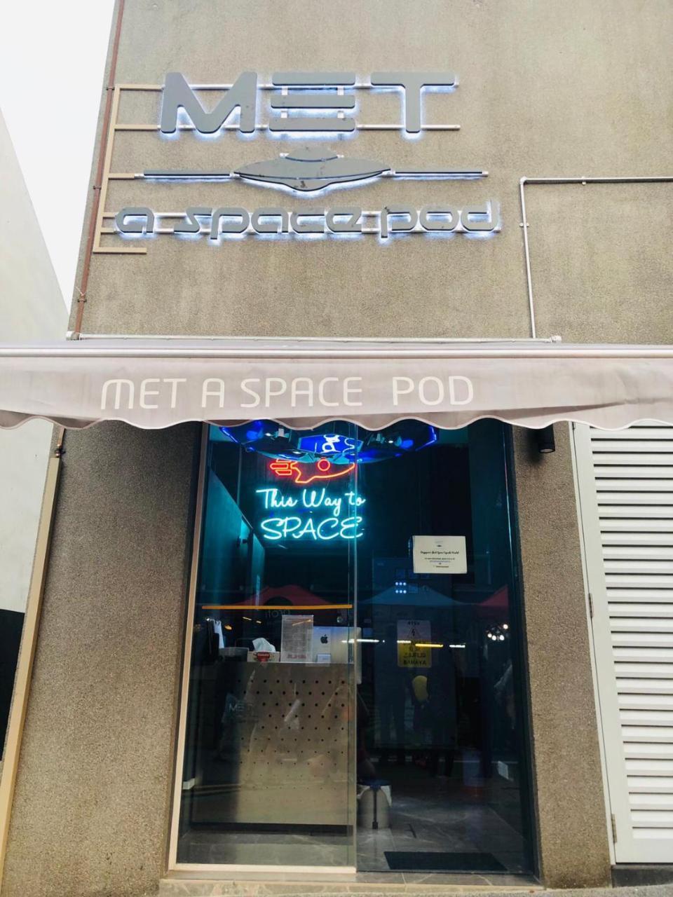 Met A Space Pod At Arab Street Singapore Eksteriør bilde